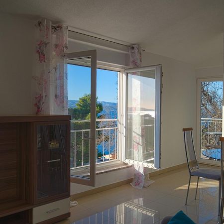 Apartments Sara & Nina أوميس المظهر الخارجي الصورة