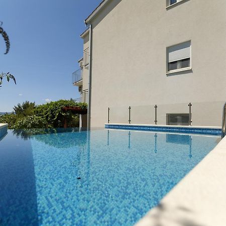 Apartments Sara & Nina أوميس المظهر الخارجي الصورة