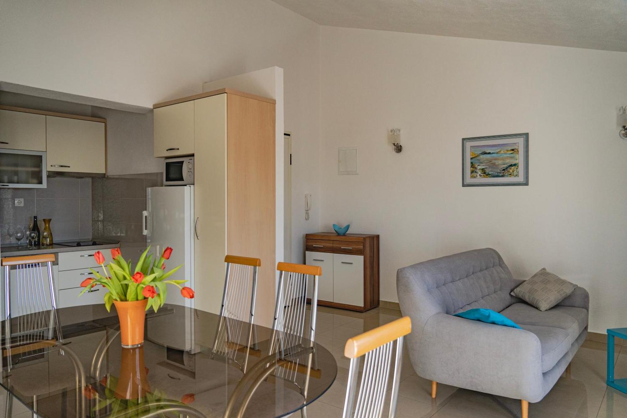 Apartments Sara & Nina أوميس المظهر الخارجي الصورة
