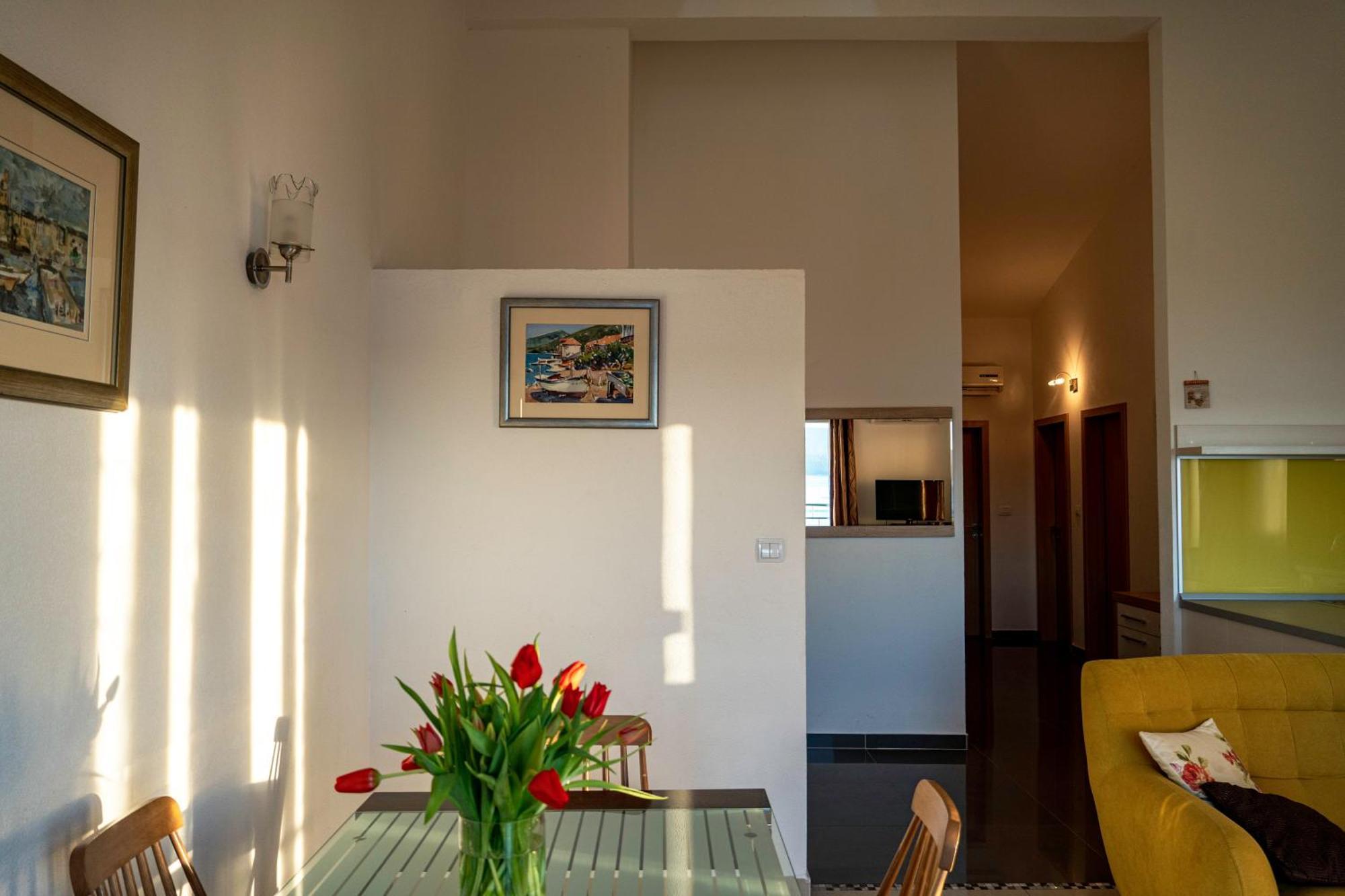 Apartments Sara & Nina أوميس المظهر الخارجي الصورة