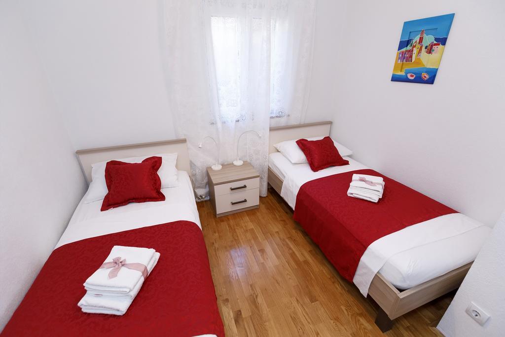 Apartments Sara & Nina أوميس المظهر الخارجي الصورة