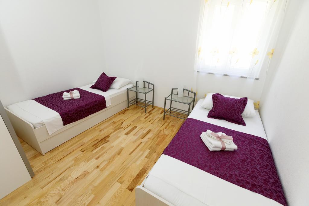 Apartments Sara & Nina أوميس المظهر الخارجي الصورة