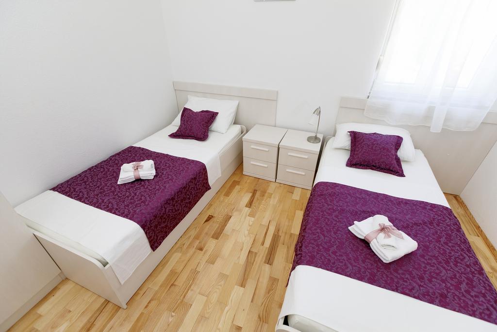 Apartments Sara & Nina أوميس المظهر الخارجي الصورة