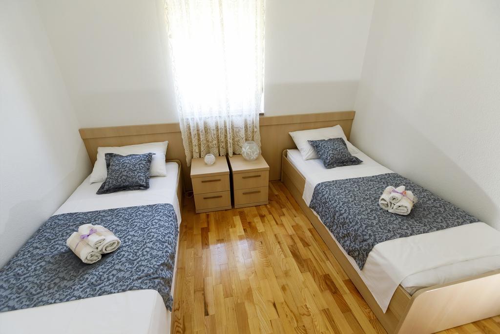 Apartments Sara & Nina أوميس المظهر الخارجي الصورة