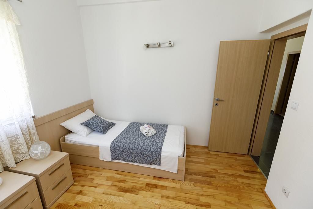 Apartments Sara & Nina أوميس المظهر الخارجي الصورة