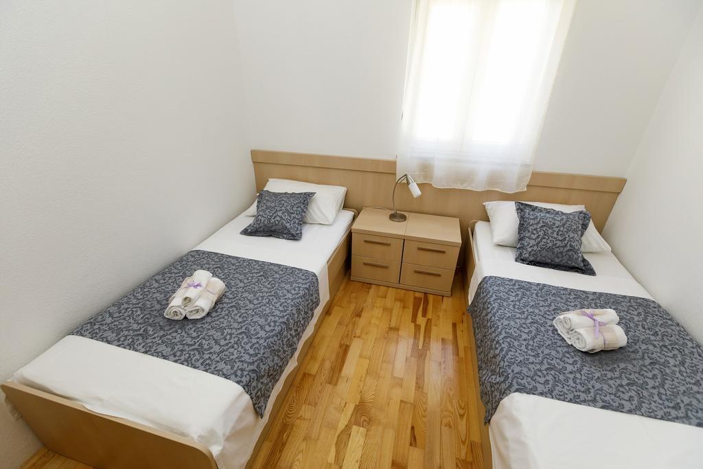 Apartments Sara & Nina أوميس المظهر الخارجي الصورة