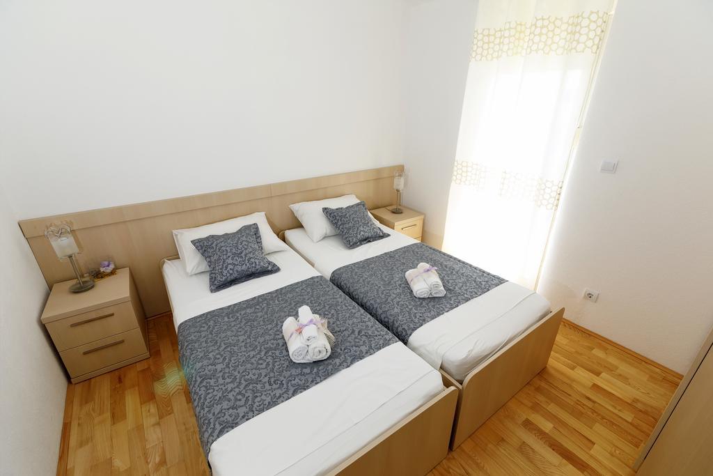 Apartments Sara & Nina أوميس المظهر الخارجي الصورة