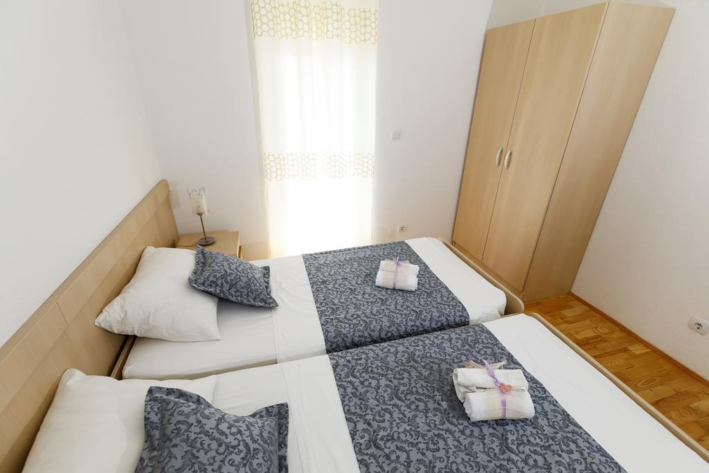 Apartments Sara & Nina أوميس المظهر الخارجي الصورة