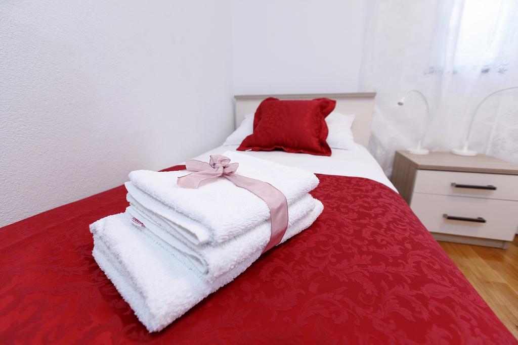 Apartments Sara & Nina أوميس المظهر الخارجي الصورة